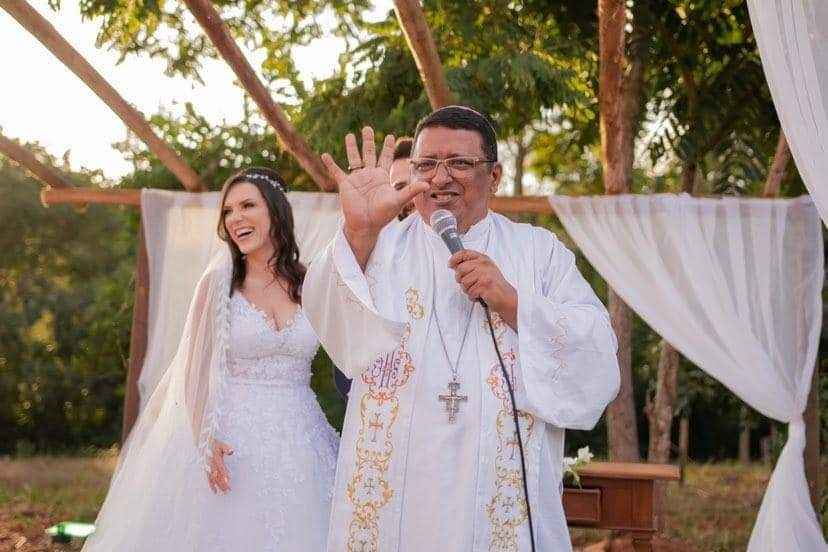 Frei Lucas Macieira celebrando cerimônia de casamento